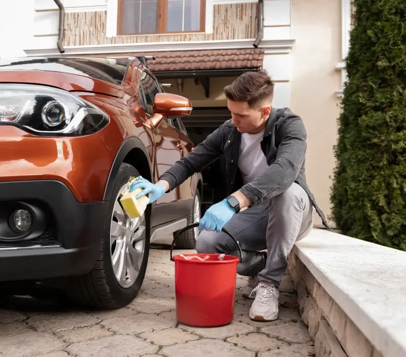 Lavage auto à domicile Monteneuf : professionnel intervenant sur un véhicule